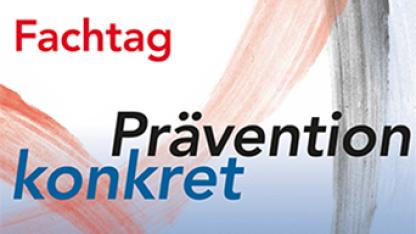 Ein Web-Banner, das wie folgt gestaltet ist: Vor einem dynamischen Hintergrund in Himmelblautönen und der angedeuteten Darstellung einer mit breiten Pinselstrichen ausgeführten roten Aids-Solidaritätsschleife und einem weiteren breiten schwarzen Pinselstrich folgender Text: "Fachtag. Prävention konkret."