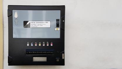 Ein Präventionsautomat an einer Hauswand.