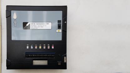 Ein Präventionsautomat an einer Hauswand.
