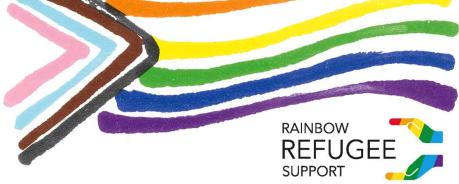 Progressive Pride Flag. Ilustrierte Darstellung der Progressive Pride Flag, dem Emanzipationssymbol der queeren politischen Bewegung, darunter das Logo des Projekts "Rainbow Refugee Support"