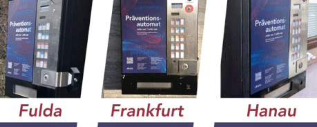 Zu sehen ist eine Montage von drei Fotografien von sogenannten Pr&auml;ventionsautomaten. (Umger&uuml;stete Zigarettenautomaten, &uuml;ber die Safer-Sex- und Safer-Use-Utensilien bezogen werden k&ouml;nnen). Darunter die Ortsnamen: Fulda, Frankfurt, Hanau.