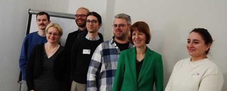 Ein in den R&auml;umen der Aidshilfe Wiesbaden aufgenommenes Gruppenfoto von sieben Personen, unter ihnen Staatssekret&auml;rin Eichner und Ministerin Hofmann.