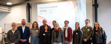 Abschlussfoto mit Beitragenden zum Fachtag. Ein Gruppenfoto der Beitragenden zum Fachtag Prävention konkret.