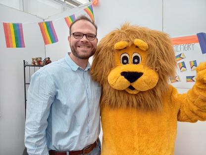 Die Aidshilfe begrüßte auch den Hessenlöwen an ihrem Stand. Aidshilfe-Vertreter mit dem Maskottchen des Hessentages.