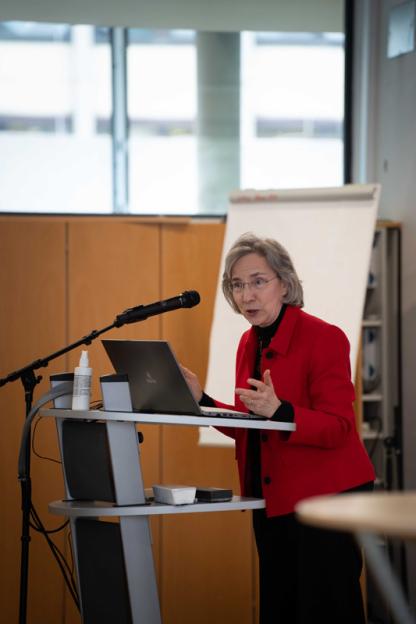Prof. Barbara Klein spricht am Rednerpult.