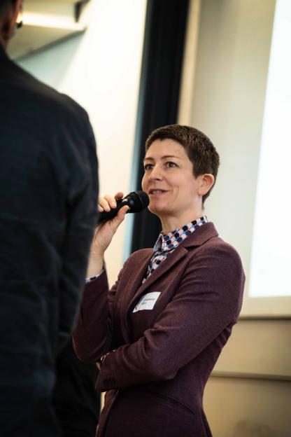 Eine Person am Mikrofon.