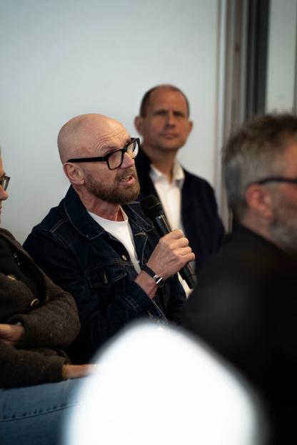Eine Person im Publikum äußert sich über das Mikrofon.