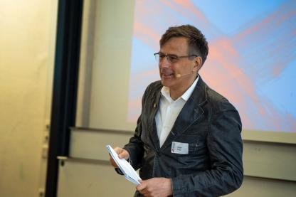 Moderator begrüßt Gäste
