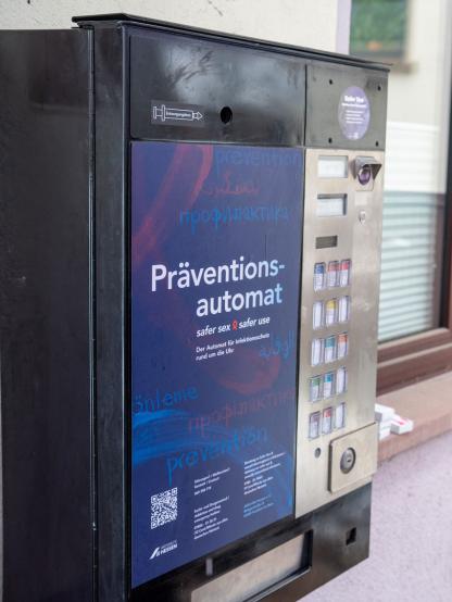 Zu sehen ist ein sogenannter Pr&auml;ventionsautomat: ein umger&uuml;steter Zigarettenautomat, &uuml;ber den Safer-Use- und Safer-Sex-Materialien bezogen werden k&ouml;nnen.