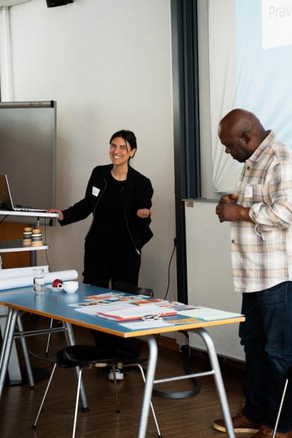 Zwei Vortragende während eines Workshops.