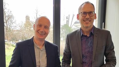 Knud Wechterstein, Koordinator des Rainbow Refugee Support (links) und Sozialminister Kai Klose (rechts) bei der Auszeichnung in Wiesbaden.