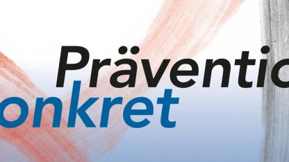 Ein Web-Banner, das wie folgt gestaltet ist: Vor einem dynamischen Hintergrund in Himmelblautönen und der angedeuteten Darstellung einer mit breiten Pinselstrichen ausgeführten roten Aids-Solidaritätsschleife und einem weiteren breiten schwarzen Pinselstrich folgender Text: "Prävention konkret."